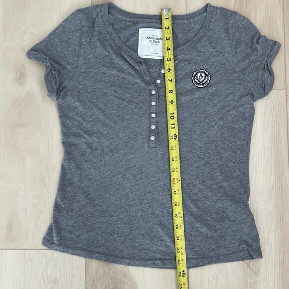 Abercrombie & Fitch Women's  Y2K Gray Henley T-Shirt Sz L Embroidered Logo - Picture 3 of 8